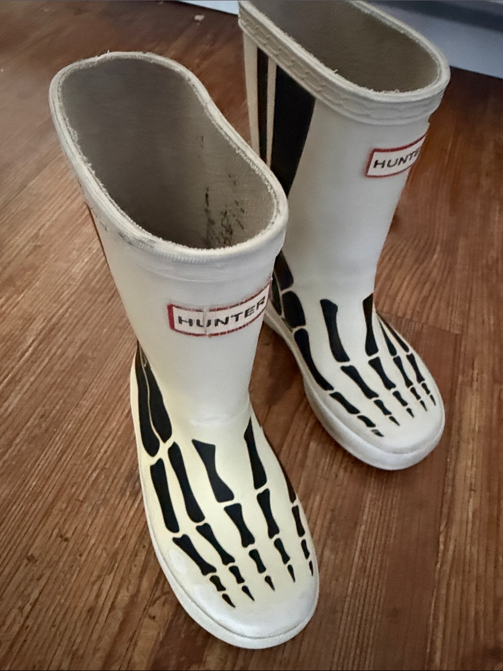 Hunter Kids White Rain Boots Black Skeleton Design uk 8 slight discoloration 8/9